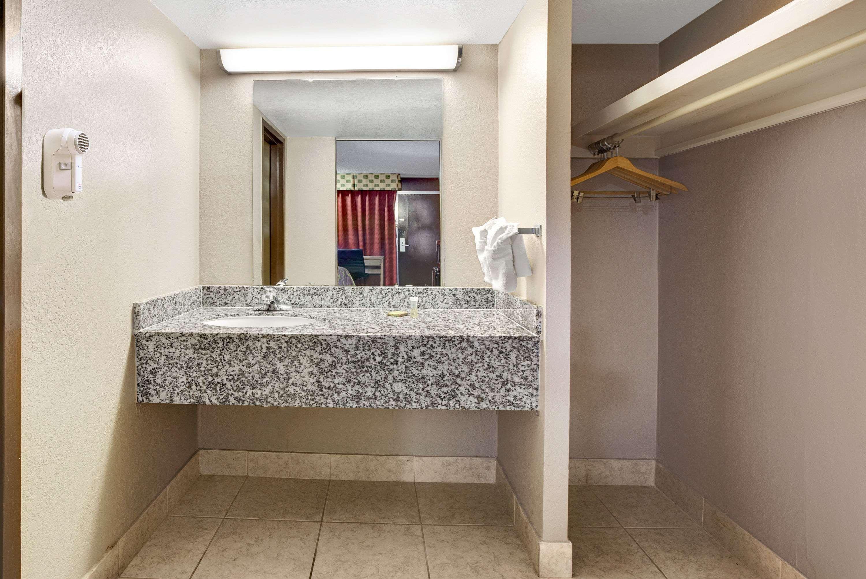 ซูเปอร์ 8 บาย วินด์แฮม นอร์แมน Hotel ภายนอก รูปภาพ